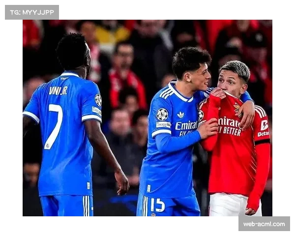 本菲卡球迷持香蕉在皇马奖杯室拍照，种族歧视行为引争议